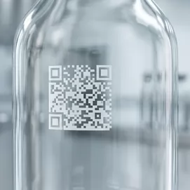 Marcado láser UV en botellas de vidrio: cómo resolver problemas de microgrietas y legibilidad